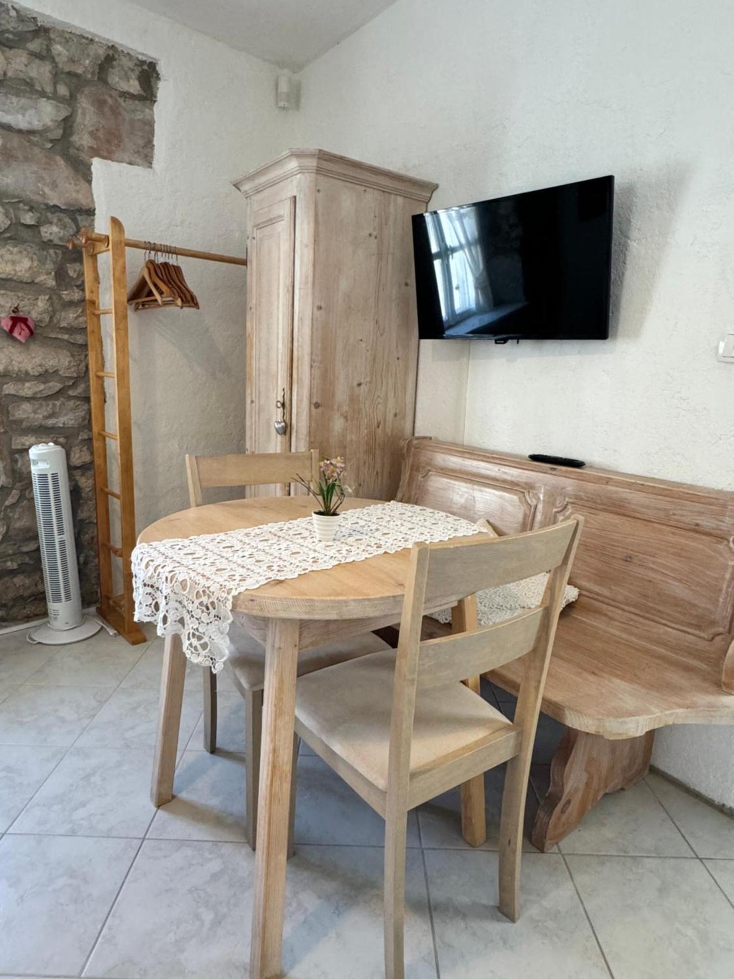 Mediterranes Ferienhaus M. Terrasse Veli Lošinj Exteriör bild