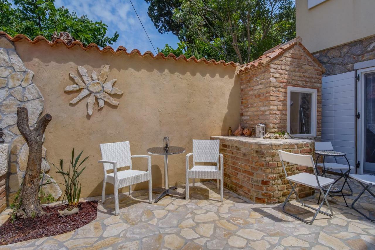 Mediterranes Ferienhaus M. Terrasse Veli Lošinj Exteriör bild