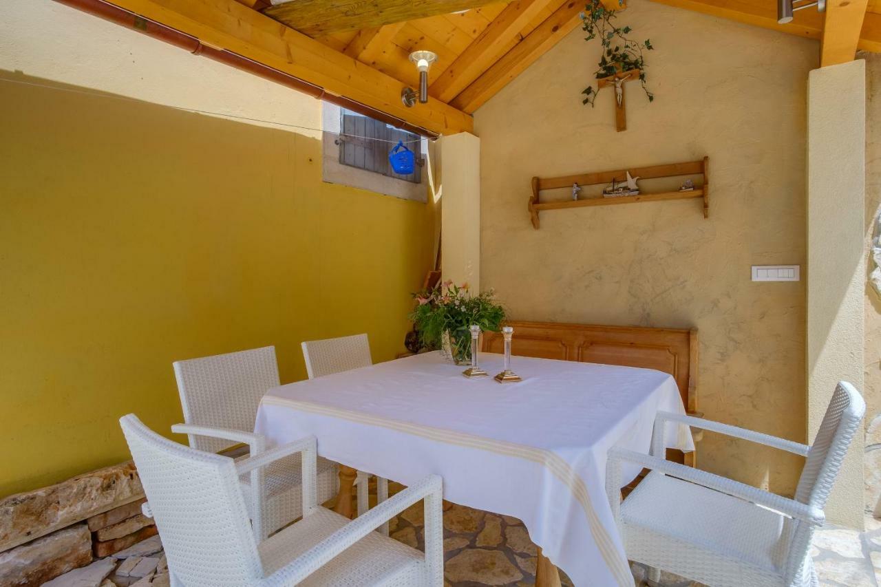 Mediterranes Ferienhaus M. Terrasse Veli Lošinj Exteriör bild