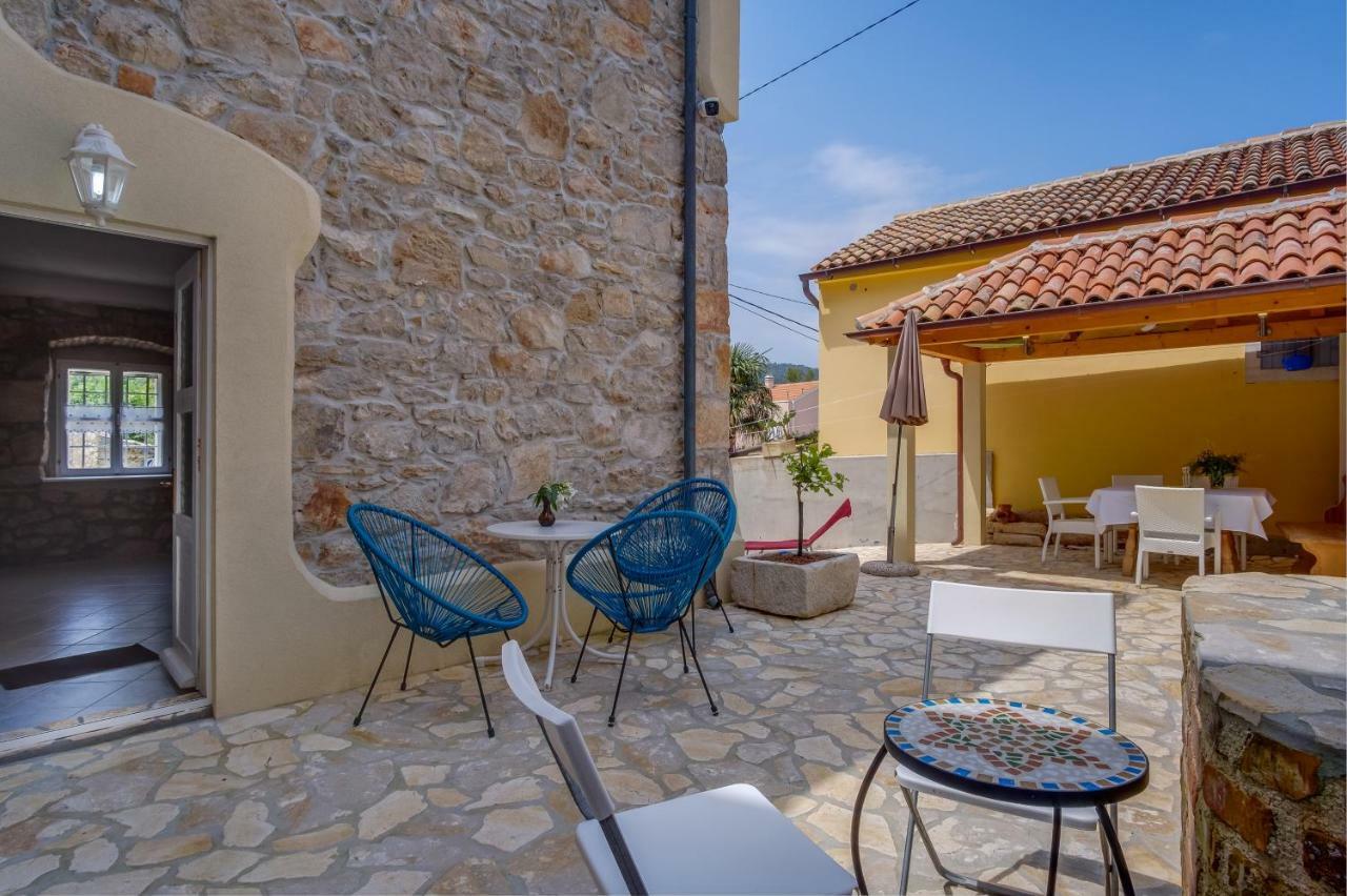 Mediterranes Ferienhaus M. Terrasse Veli Lošinj Exteriör bild